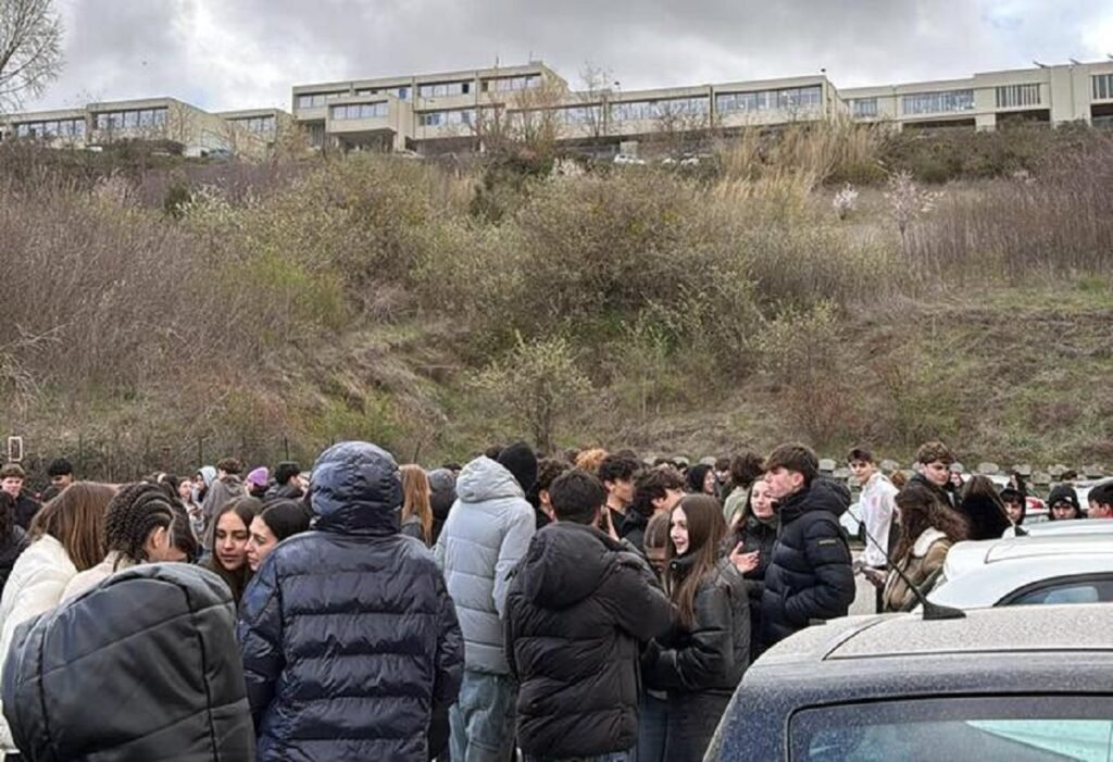 Terremoto a potenza, scuole e uffici evacuati. studenti e la
