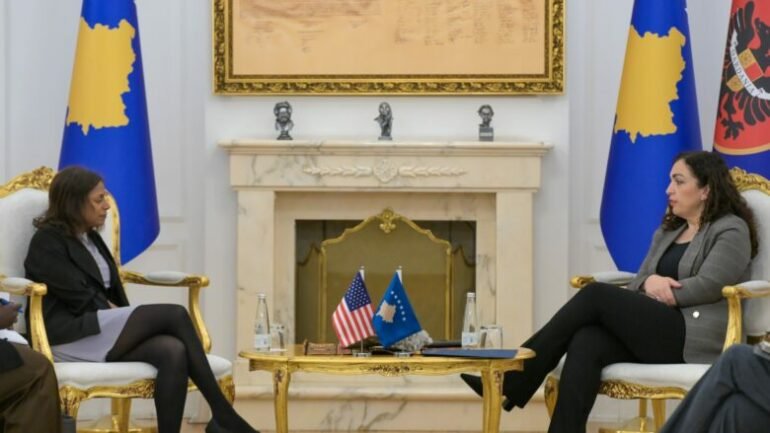 Presidentja osmani priti ne takim te ngarkuaren me pune te ambasades amerikane znj. anu prattipati 1 e1746700928475 780x439 1 770x433