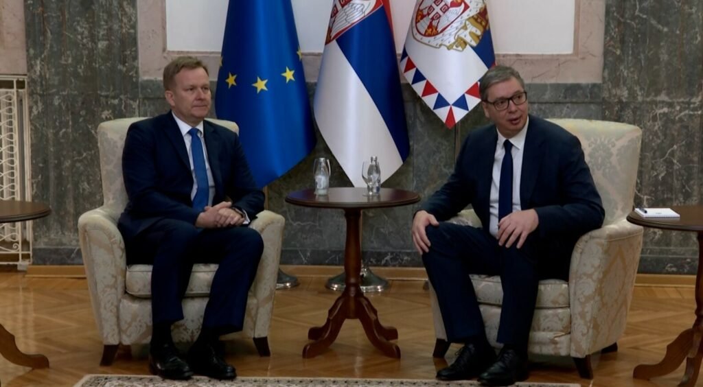 Peter sorensen majtas dhe aleksandar vucic gjate nje takimi ne beograd me 25 mars 2025 1024x564
