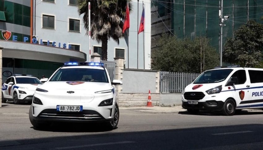 Auto policia durres11756290748