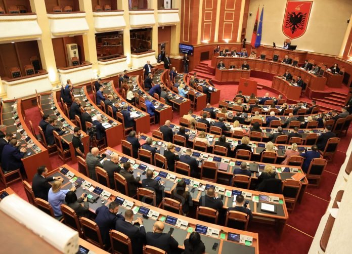 Kuvendi ne seance plenare 37 696x502