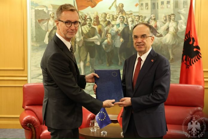 A61fbf72 da33 434c bf97 dcfe0ff2766e 696x464