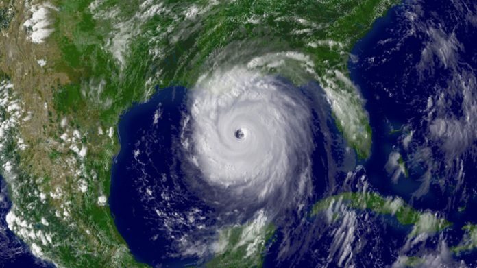 PHOTO eyewall2 hurricane katrina 082805 700x438 original 696x391