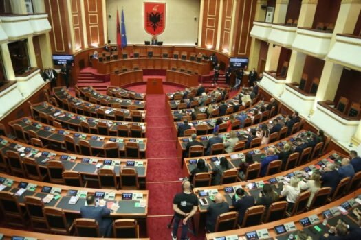 Parlamenti ne seance 1140x760 1 525x350