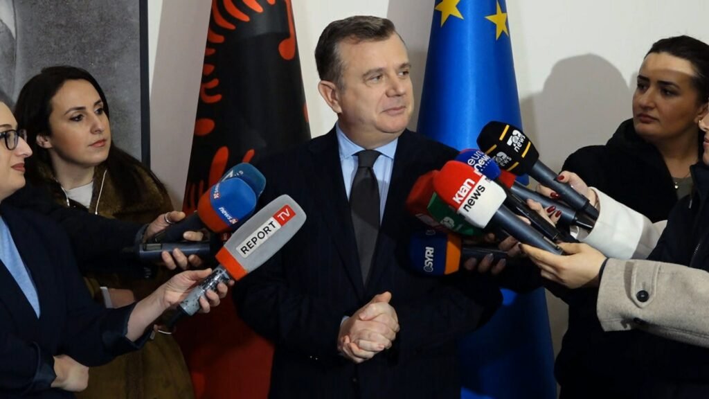 BALLA.mpg snapshot 00.08.122 1024x576