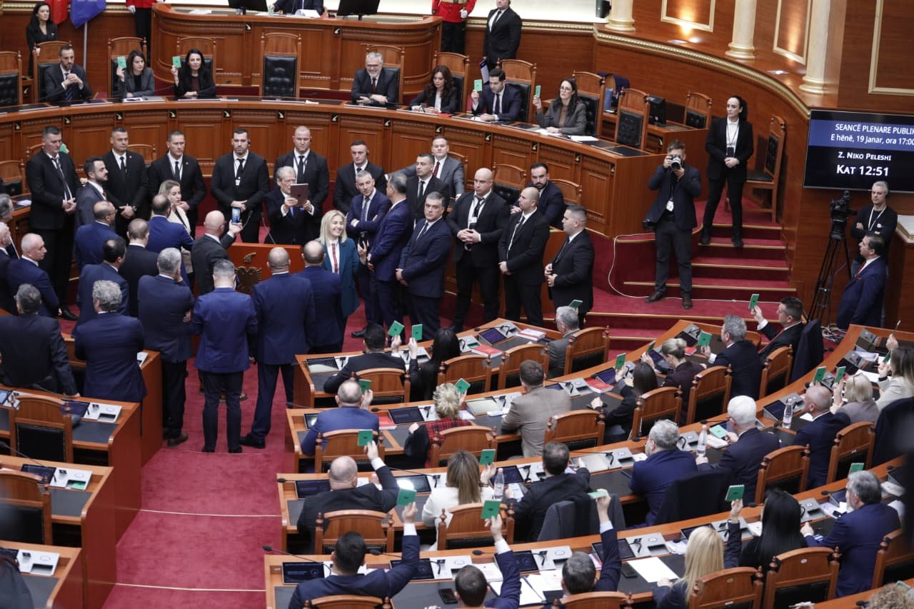 Berisha me telefon ne duar si kameraman ne Kuvend deputetet