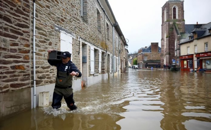 SEI237560723 696x429