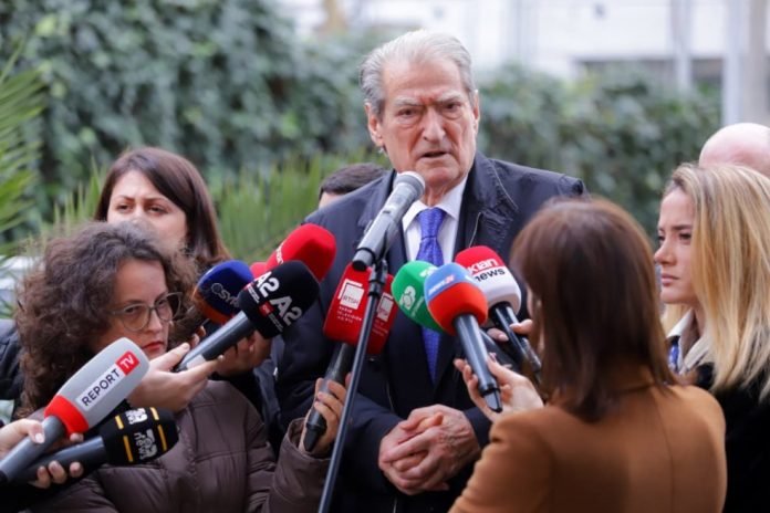 Screenshot 4 17 696x464