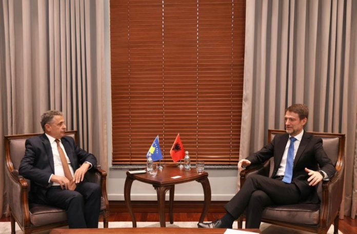 810b01ef ef30 4220 ad73 685e1d171695 696x456