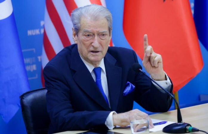 Sali Berisha mbledhja me aleatet 697x450