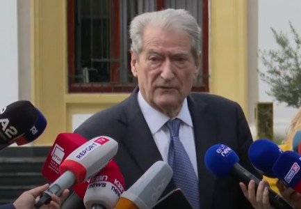 Berisha jashte kuvendit 433x300