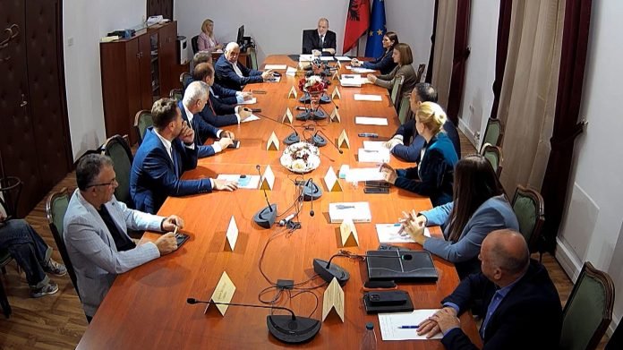 Komisioni i jashtem 696x391