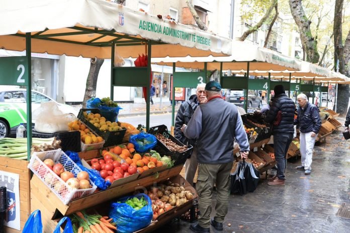 Tregu i fruta perimeve ne Myslym Shyri 1 696x464