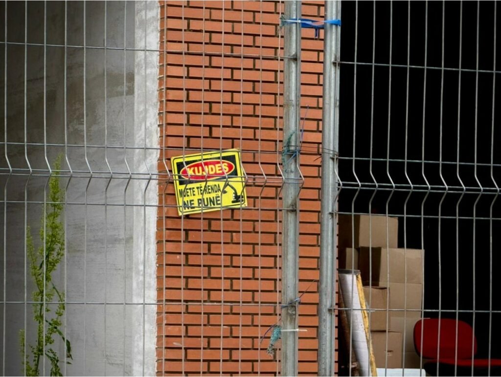 Lartesi pallat kantier ndertimi mjete te renda pune punetori 1024x771