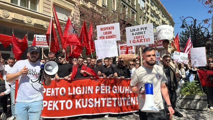 Protesta ne shkup 696x392