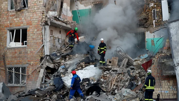 2025 08 28T053411Z 735088938 RC23GGA4CPCT RTRMADP 3 UKRAINE CRISIS ATTACK KYIV 1756360211 696x392