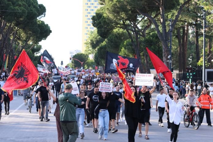 Protesta dita e peste 2 696x464