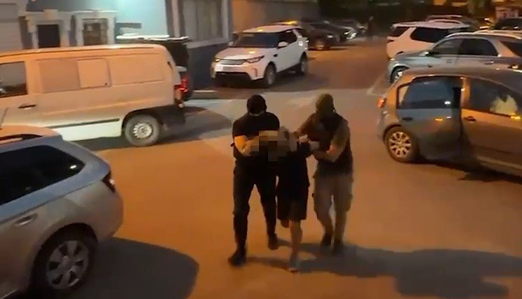 Arrestohet arme pa leje